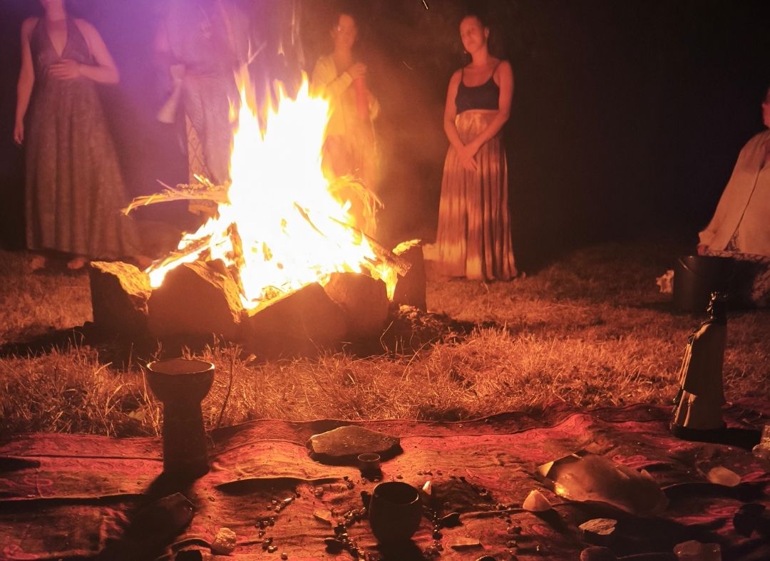 Cérémonie chamanique autour du feu, espace sacré de transformation et de médecine collective.