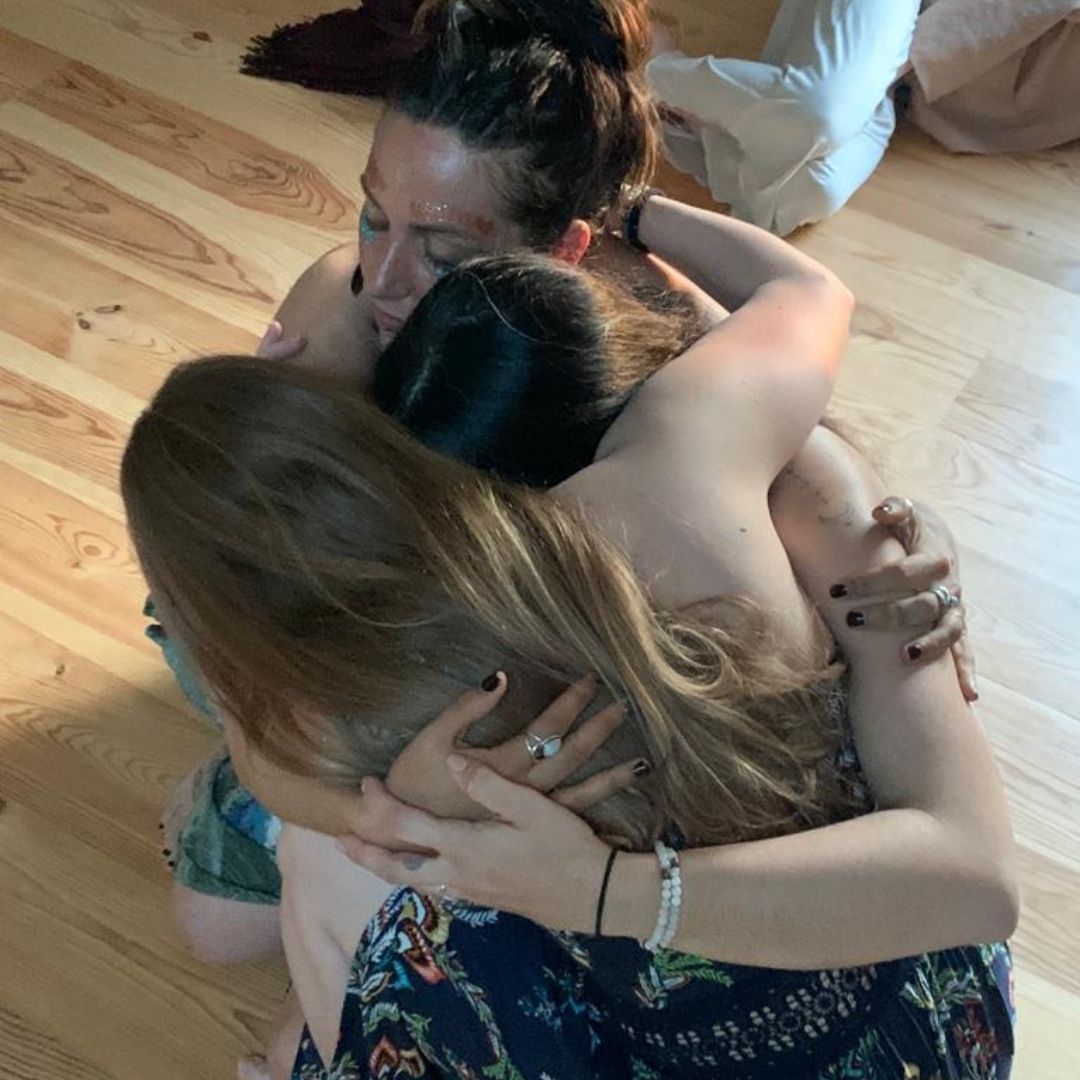 Femmes en retraite spirituelle s’enlaçant dans un moment de guérison et de sororité à Maison Anahita en Seine-et-Marne.