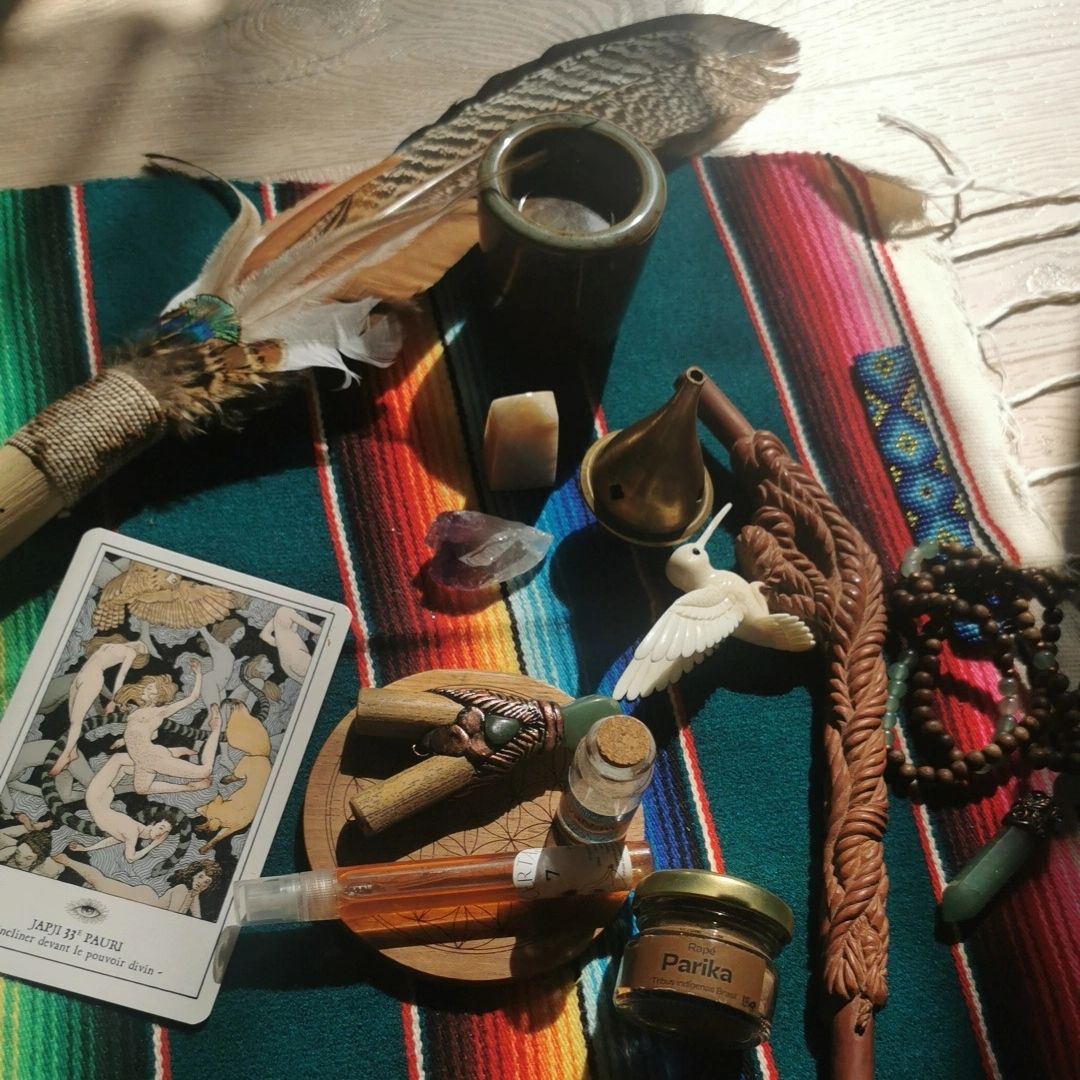 Autel chamanique avec objets sacrés, outils de rituel pour nettoyage énergétique et connexion aux énergies ancestrales
