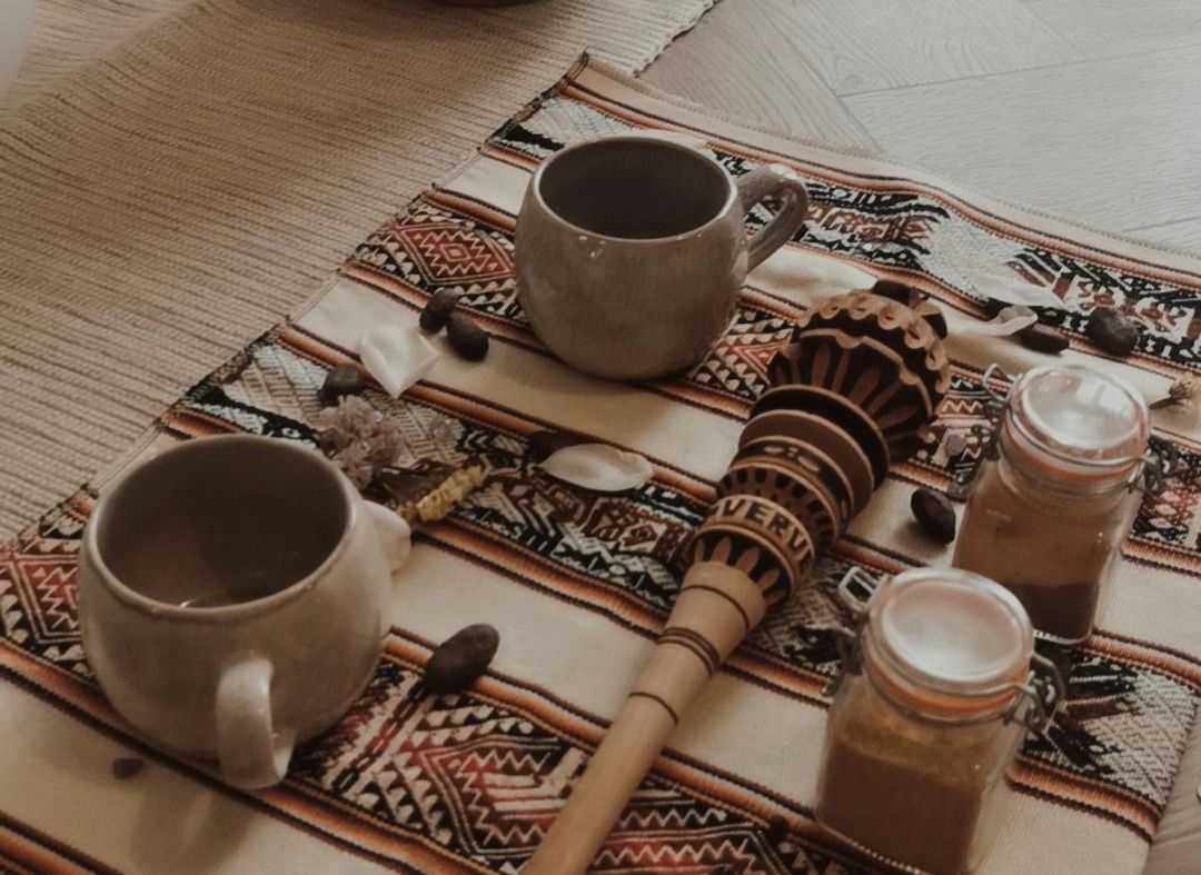 Cérémonie du cacao chamanique avec tasses, fèves de cacao et outils sacrés chez Maison Anahita en Seine-et-Marne.