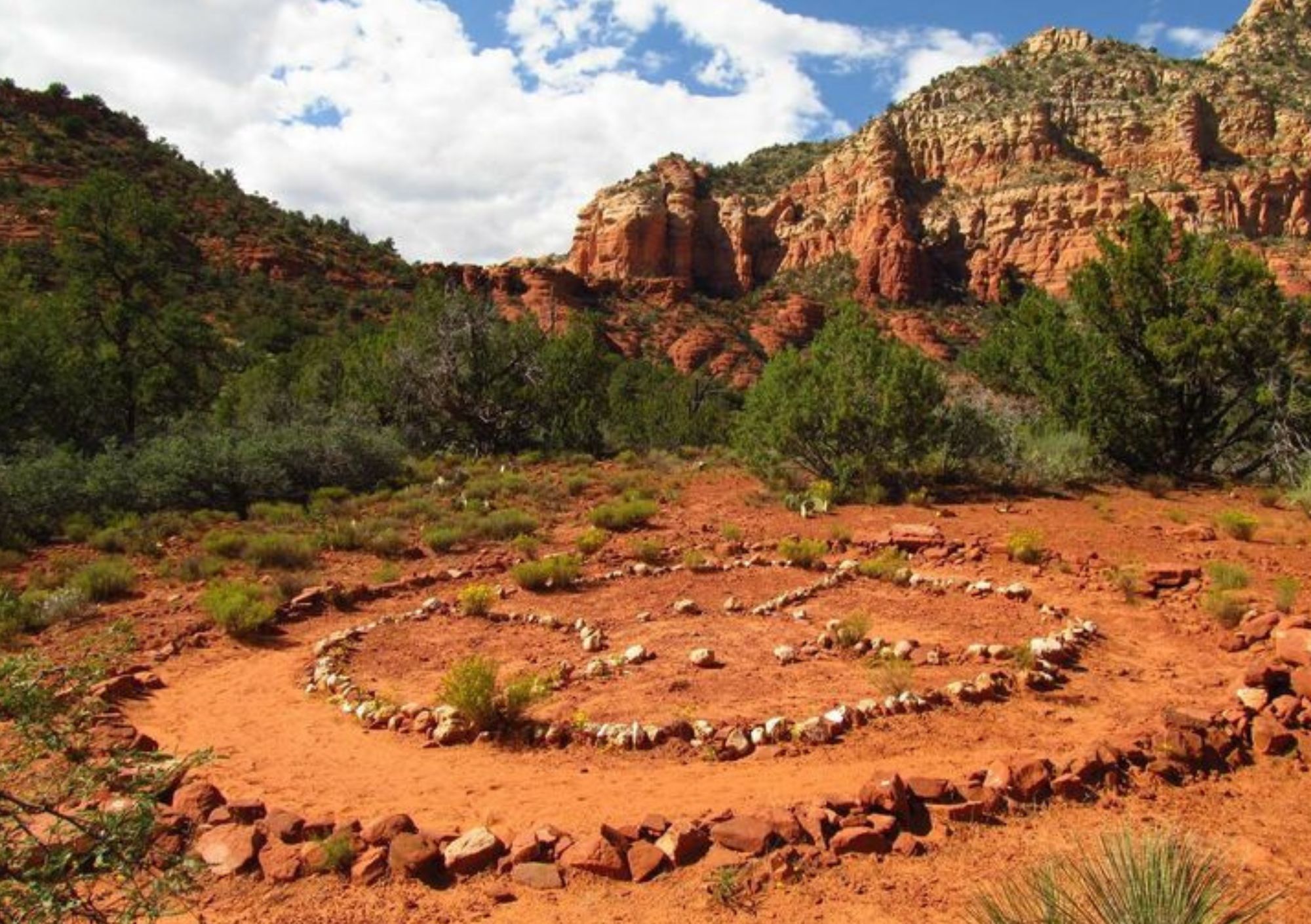 photo d'une roue médecine chamanique traditionnelle dans le désert