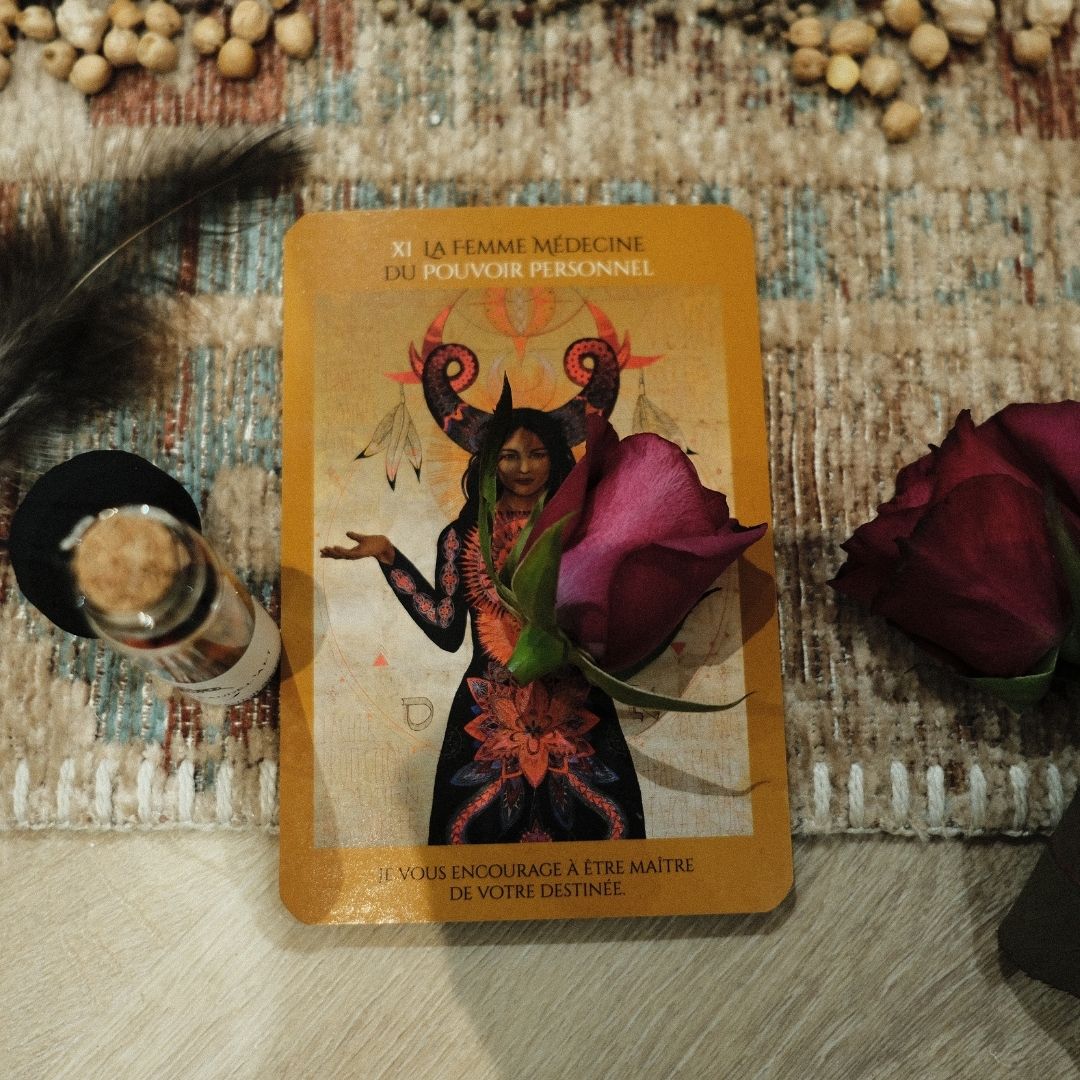 Autel rituel avec carte de la femme médecine, rose et objets sacrés lors d’une retraite spirituelle à Maison Anahita en Seine-et-Marne.