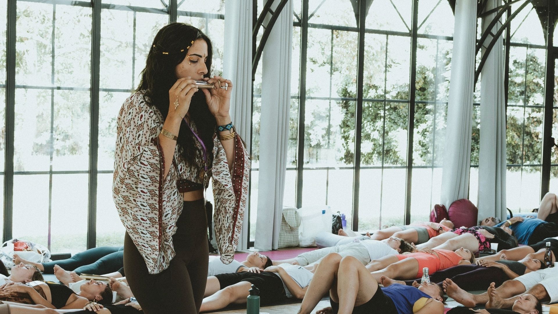Debby, thérapeute holistique et femme-médecine, guidant une séance de breathwork collectif avec musique et rituels chamaniques à Maison Anahita en Seine-et-Marne.