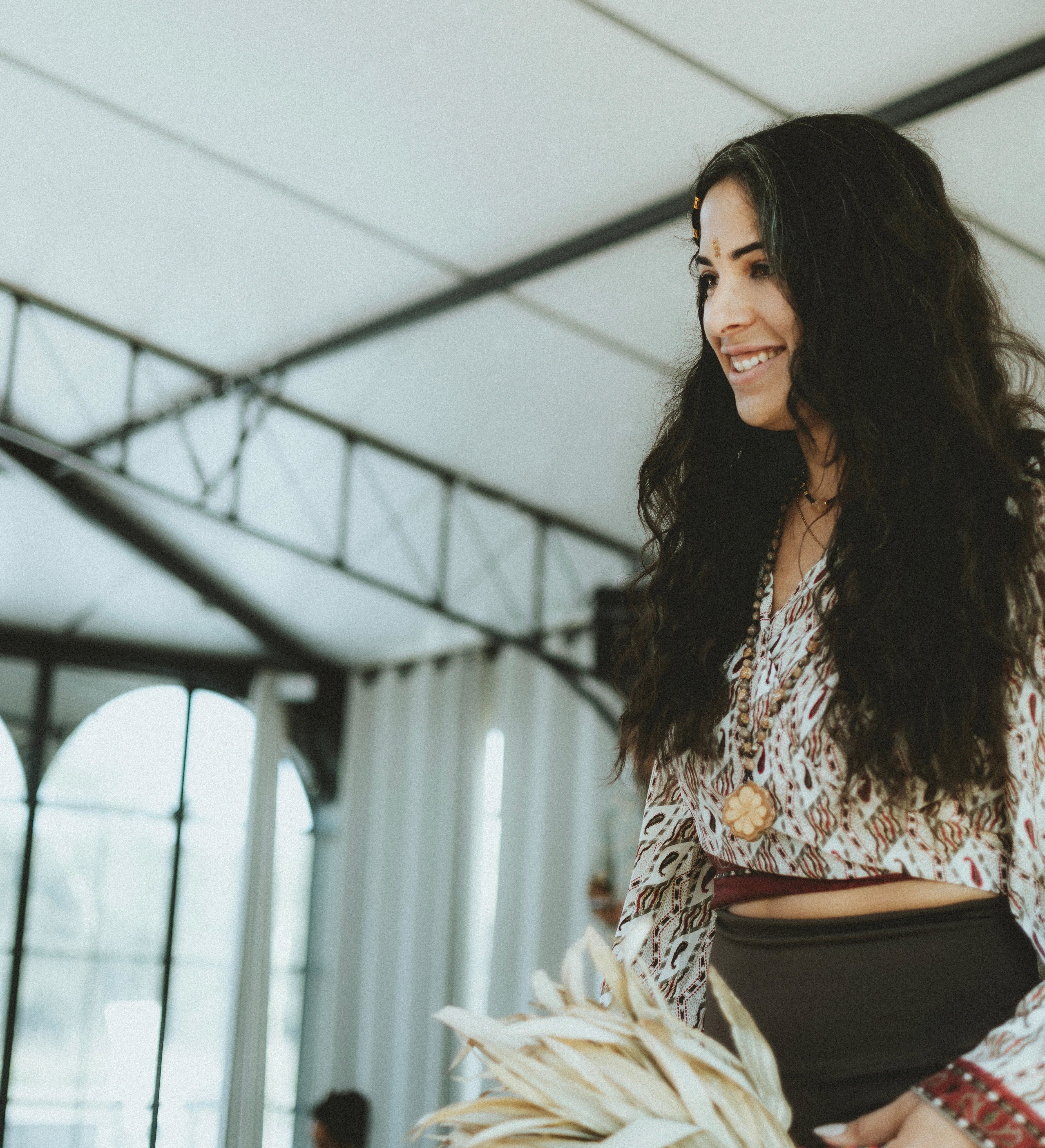Debby, thérapeute holistique et femme médecine en Seine-et-Marne, guidant un breathwork chamanique avec bienveillance lors d’une cérémonie spirituelle