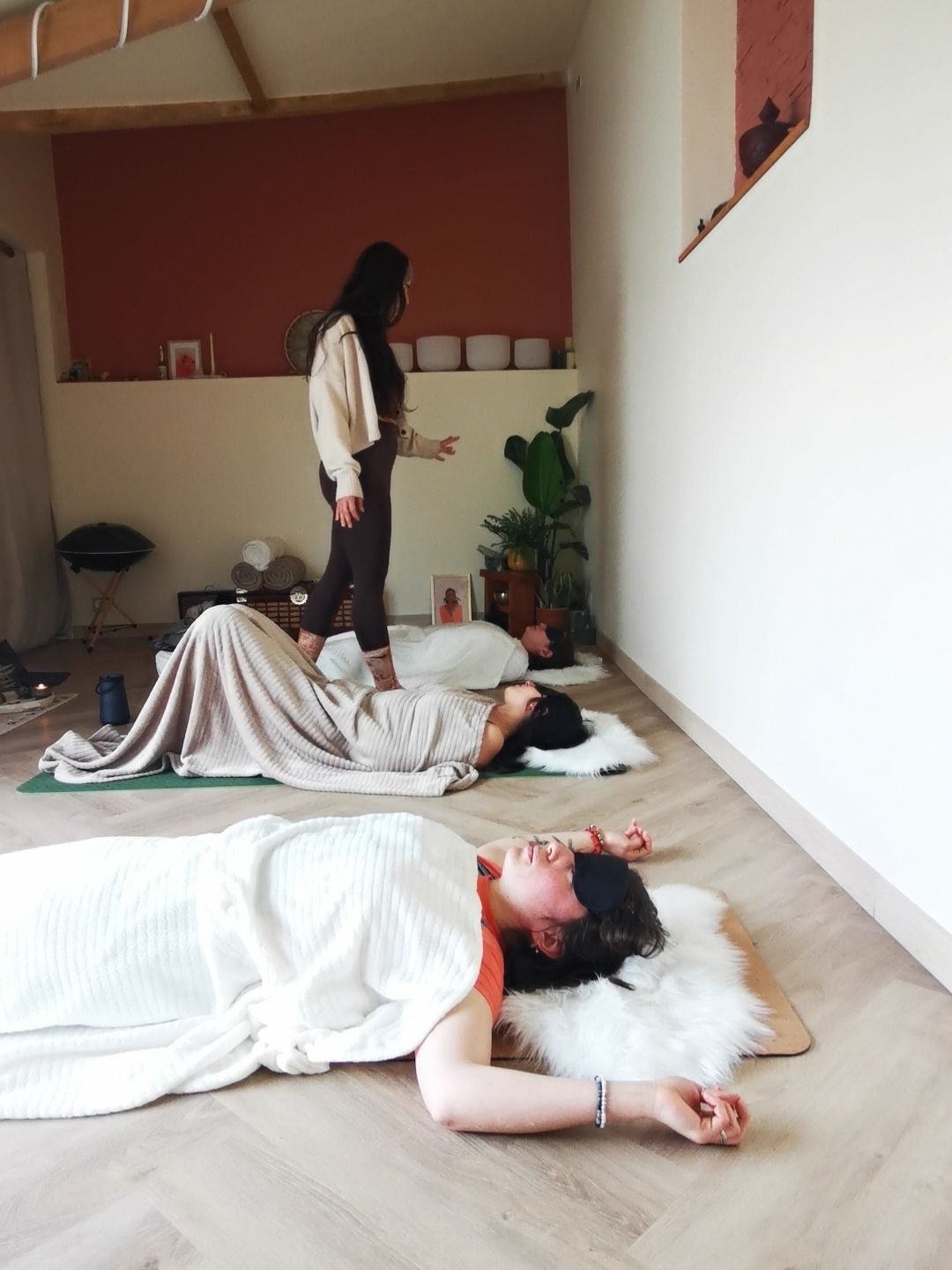 Vue d’ensemble d’une séance collective de breathwork à Maison Anahita, cadre sécurisant et immersif.