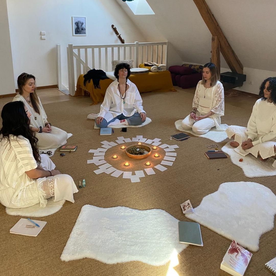 Femmes en cercle de méditation et de sororité lors d’un cercle de parole.