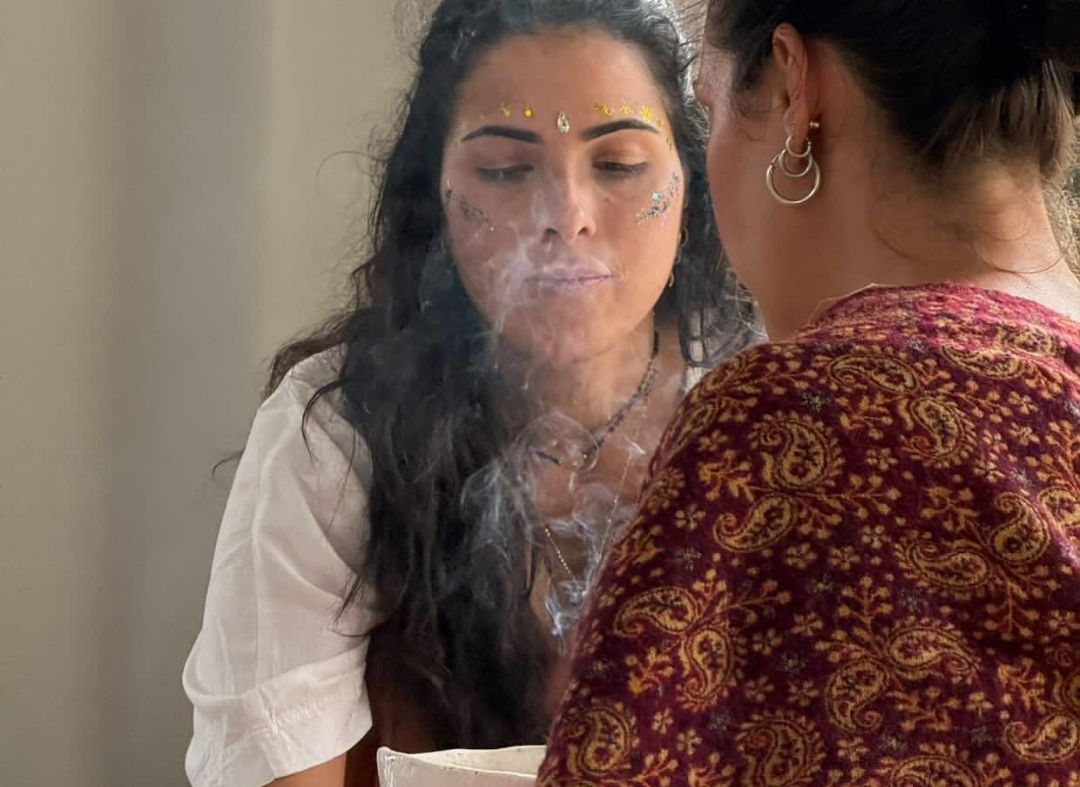 Rituel chamanique de fumigation pour purifier les énergies, soin de nettoyage et de libération émotionnelle.