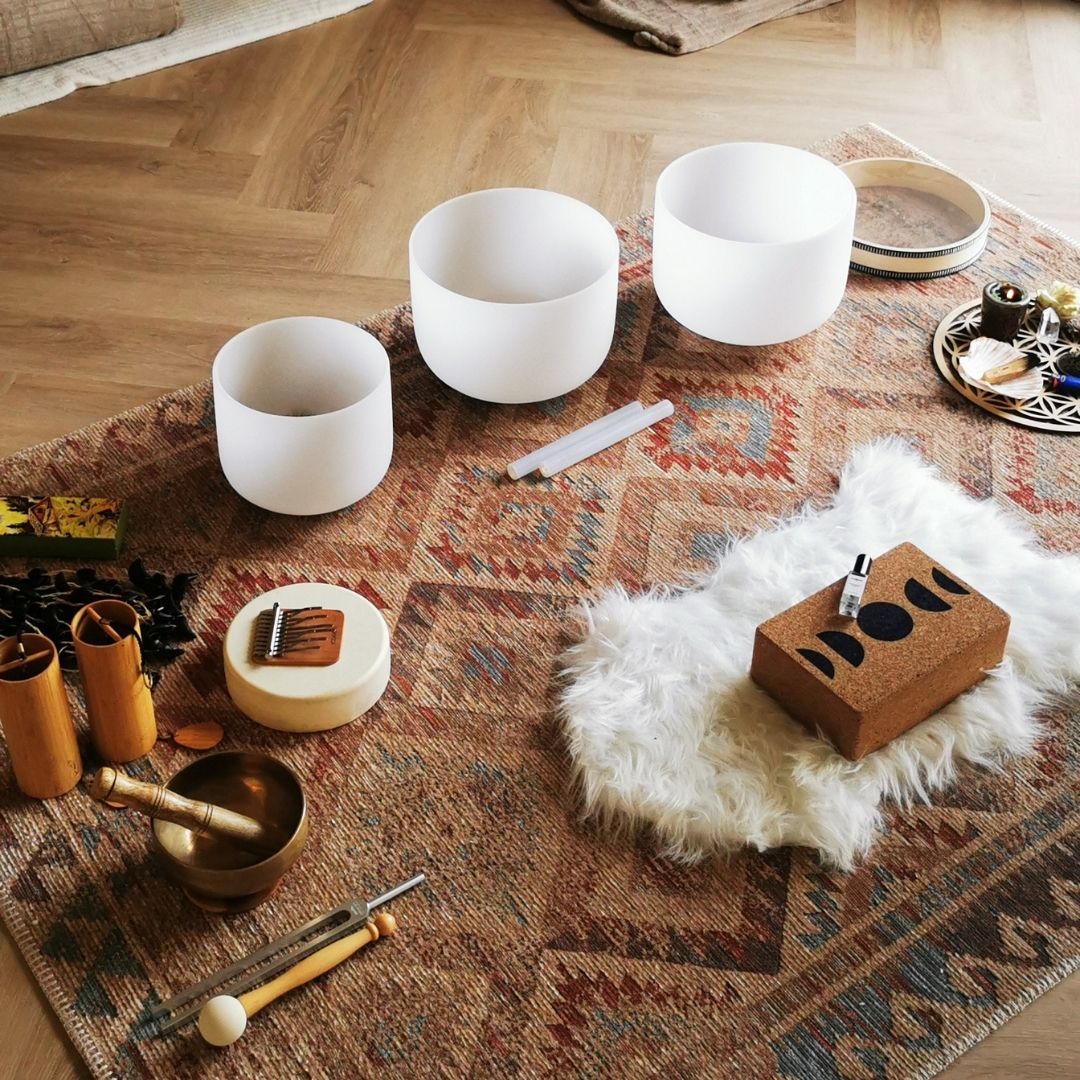 Bain sonore et soin énergétique avec bols de cristal et instruments de sonothérapie, pratique de relaxation et d’harmonisation vibratoire.