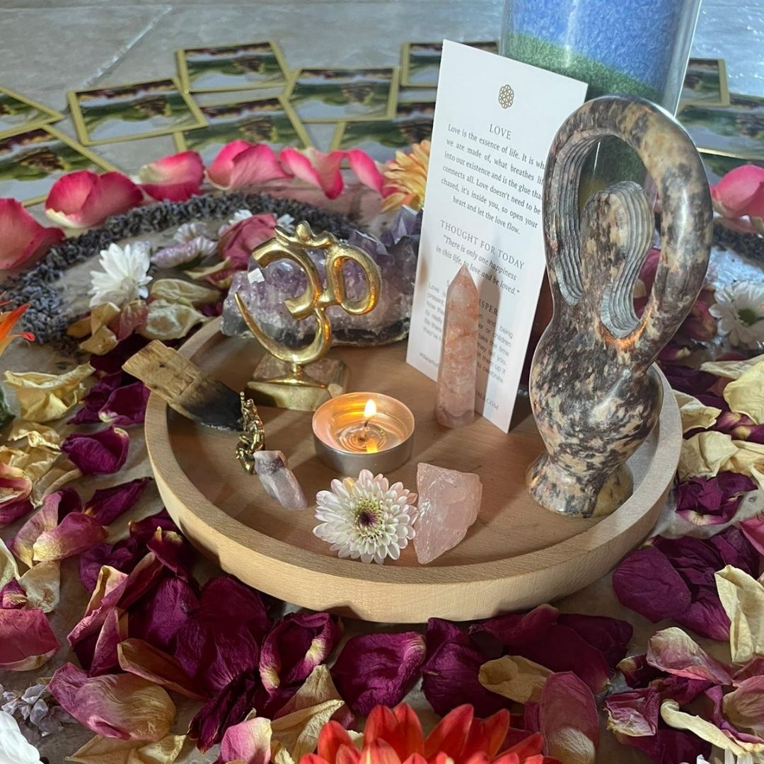 Autel rituel lors d’un cercle de femmes en Seine-et-Marne avec bougie, cristaux et statue sacrée.