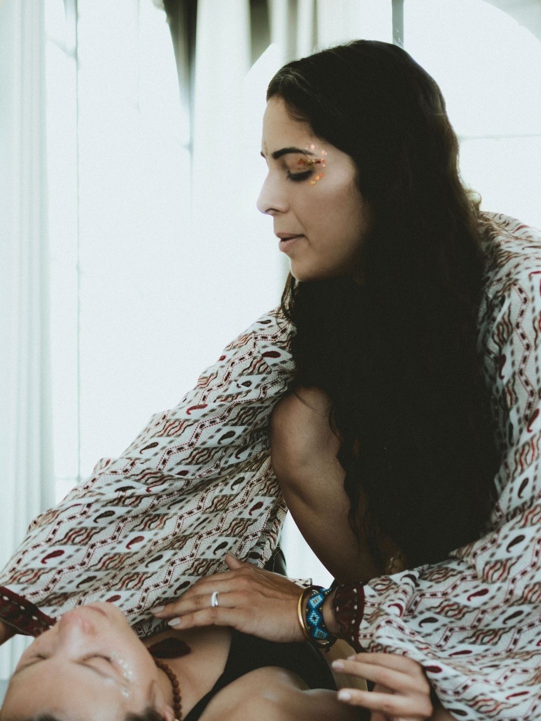 Expression corporelle et émotionnelle intense pendant une séance de breathwork, libération du stress et des blocages.