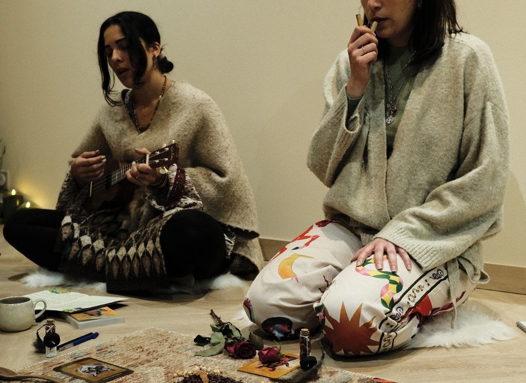 Cercle de médecine chamanique avec chants sacrés, musique et rituel de tabac et cacao.