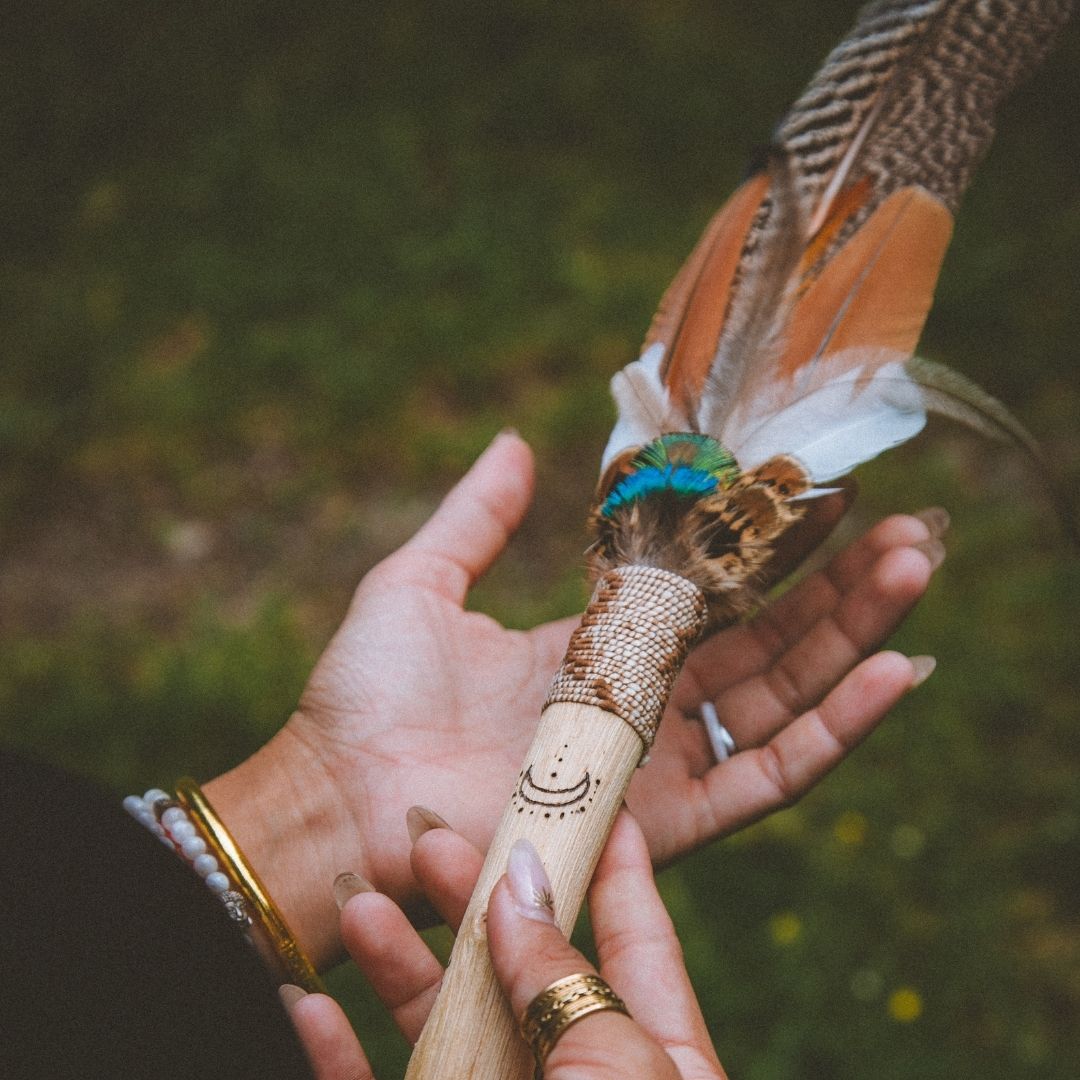 créations fait mains d'un éventail de fumigation chamanique pour nettoyer les énergie
