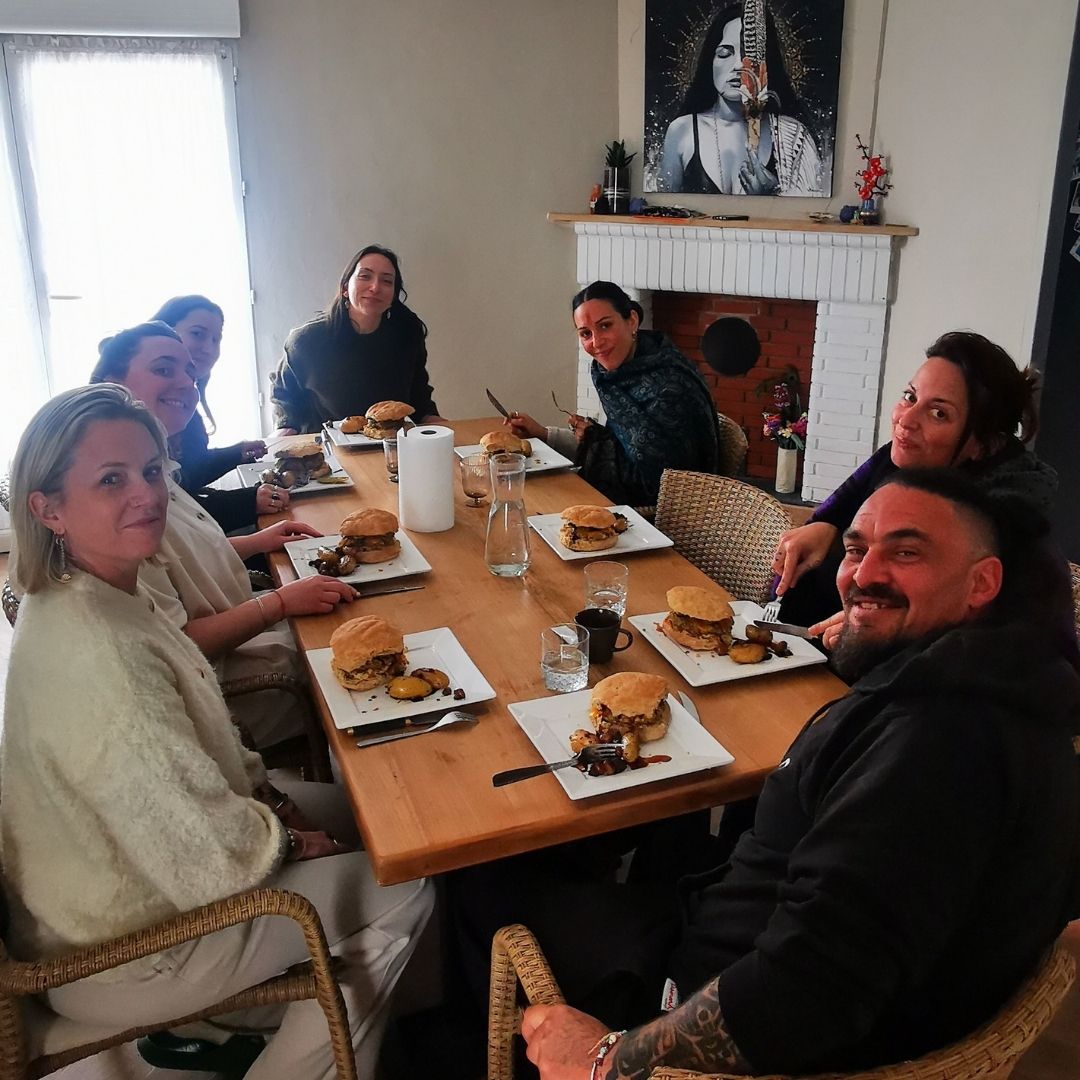 Participants partageant un repas convivial et végétal lors d’une retraite spirituelle en Seine-et-Marne.
